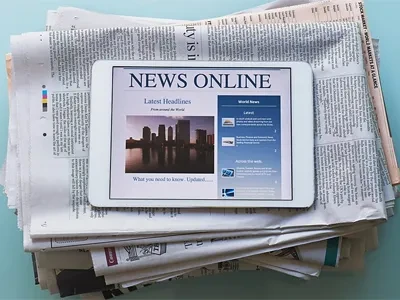 রিফ্লেক্টিভ স্যুটে ছোট ট্রাফিক পুলিশ