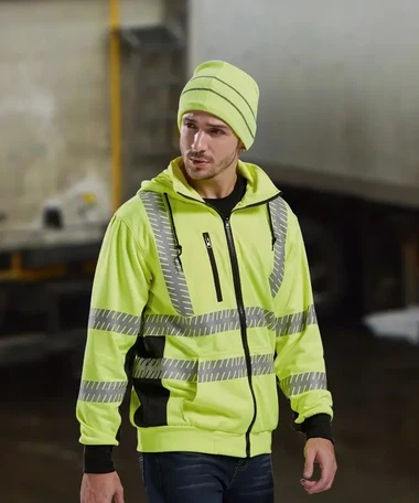 তুষারপাত হচ্ছে, কিন্তু তিনি শুধুমাত্র একটি প্রতিফলিত সুতির লাইনার পরেছেন। রহস...